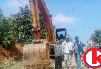 Alat berat milik PT CBS saat ditahan oleh Warga Sukajaya, Kamis (25/05/2017).