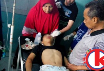 Korban Rifli saat mendapat perawatan