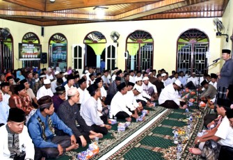 Wagub Rohidin Mersyah usai Salat Tarawih berjamaah di Masjid Taqwa, Padang Jaya Bengkulu Utara pada Selasa (30/5).