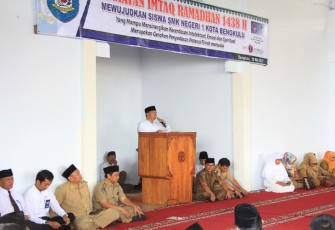 Wagub Rohidin Mersyah saat membuka kegiatan iman dan taqwa (imtaq) Ramadhan 1438 H sekaligus meresmikan Masjid, di SMKN1 Bengkulu, Senin(29/5).