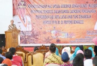 Deputi Perlindungan Anak KPP-PA Pribudiarta Nur Sitepu, saat Penandatanganan MoU antara Gubernur dengan Bupati/Walikota Se-Proovinsi Bengkulu Dalam Rangka Pencanangan Perwujudan Kab/Kota Layak Anak, di Aula BKKBN Kabupaten Rejang Lebong, Jum’at (12/05)