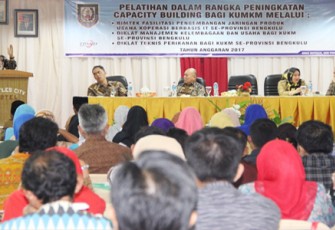 Wagub Rohidin Mersyah saat membuka secara resmi Pelatihan Capacity Building bagi KUMKM Se-Provinsi Bengkulu, Selasa (09/05).