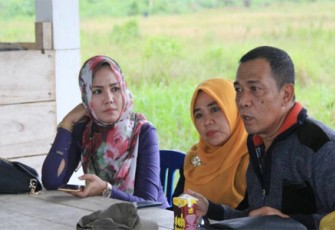 Kepala Dinas Ketenaga Kerjaan dan Transmigrasi (Disnakertrans) Provinsi Bengkulu Sudoto saat berdialog dengan warga