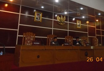 Nampak para pimpinan DPRD Kota Bengkulu memimpin jalannya rapat