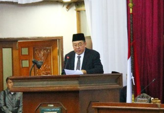 Gubernur Ridwan Mukti saat menghadiri Rapat Paripurna Istimewa Dewan Perwakilan Rakyat Provinsi Bengkulu dengan agenda penyerahan laporan hasil pemeriksaan (LHP) Laporan Keuangan Pemerintah Daerah Provinsi Bengkulu tahun anggaran 2016, Selasa (6/6).
