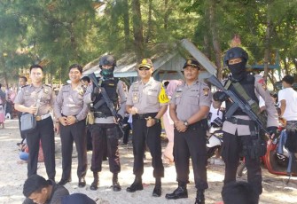 Kapolres Kaur AKBP Prianggodo Heru Kunprasetyo, S.IK bersama anggotanya saat melakukan pemantauan di Pantai Laguna