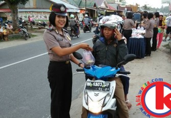 Polwan Polres Kaur saat bagi-bagi takjil kepada pengendara
