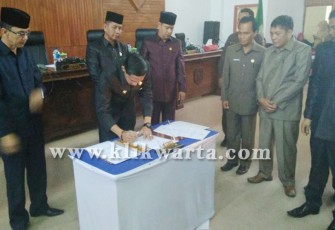 Paripurna Penyampaian pendapat akhir Bupati terhadap Rancangan Peraturan Daerah (Ranperda) Inisiatif DPRD Kabupaten Kaur, tentang hak keuangan dan Administratif pimpinan dan anggota DPRD, Senin (31/07/2017).