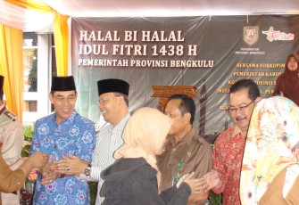 Halal Bihalal di Pelataran Lapangan Apel Kantor Gubernur, Senin (03/07).