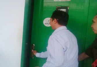 Mantan Gubernur Bengkulu Junaidi Hamsyah saat memasuki ruang pemeriksaan 