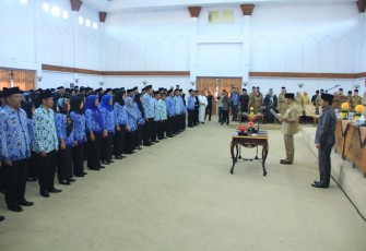 Pengambilan sumpah janji Pegawai Negri Sipil (PNS) di lingkungan pemerintah Provinsi Bengkulu, Senin (7/10) di Aula Gedung Serba Guna Sekretariat Pemprov Bengkulu.  
