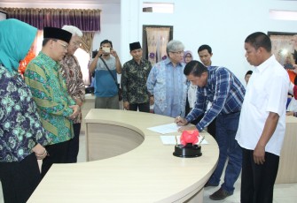 Plt Gubernur Bengkulu Rohidin Mersyah, saat menghadiri Penandatanganan Akte Notaris BUMP Se-Provinsi Bengkulu 2017, di Aula Disnakkeswa Provinsi Bengkulu, Rabu (12/07).