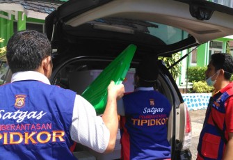 Penyidik Subdit Tipikor Reskrimsus Polda Bengkulu saat memasukan barang bukti yang berhasil disita kedalam mobil. Foto:(Tribratanewsbengkulu.com)