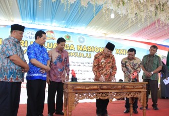 Plt Gubernur Rohidin Mersyah Tandatangan prasasti tandalaunching Sekolah Siaga Kependudukan (SSK).