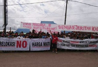 Aksi unjuk rasa Ratusan Pedagang Pasar D1 Giri Kencana Ketahun Bengkulu Utara, Senin (10/07).