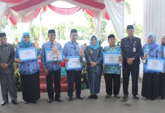 Wabup, Sekda dan Kadis Dikbud berfoto bersama dengan FKPD dan para pemenang lomba Hari Pendidikan 