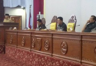 Wakil Gubernur Bengkulu Rohidin Mersyah menyampaikan penjelasan terkait perubahan perda RPJMD 