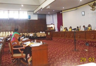 Pimpinan sidang tampak serius membahas materi sidang
