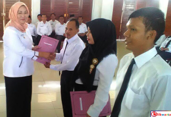 Wabup Kaur saat membagikan SK CPNSD Tenaga Kesehatan dan Penyuluh, Rabu (09/08/2017).