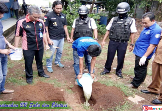 Tersangka secara langsung memusnahkan BB Sabu dan Ekstasi dengan dikawal ketat.