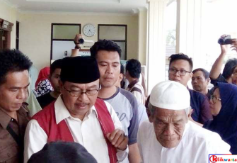 Mantan Bupati Bengkulu Selatan Reskan Effendi saat menjalani sidang di PN Bengkulu, Selasa (08/08/2017).
