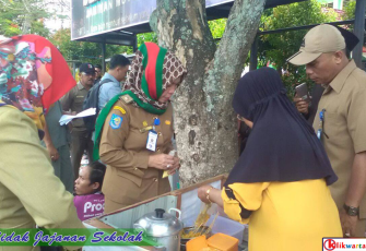 Disperindag-BPOM saat melakukan sidak di sekolah