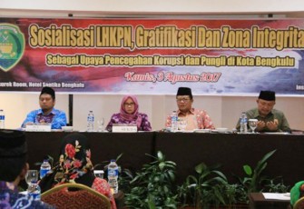 Sosialisasi Laporan Hasil Kekayaan Pejabat Negara (LHKPN), Gratifikasi dan Zona Integritas sebagai upaya pencegahan korupsi dan pungli di Kota Bengkulu, Kamis (03/08/2017) di ruang pertemuan Besurek Hotel Santika Bengkulu, Inspektorat kota Bengkulu. 