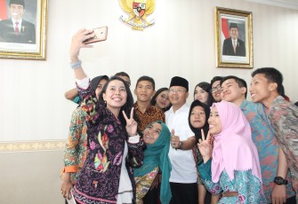 Plt Gubernur Bengkulu Rohidin Mersyah, usai memberikan pengarahan pada Audensi Pemilhan Duta Zetizen Tahun 2017, di Ruang Rapat Rafflesia, Rabu (23/08).  