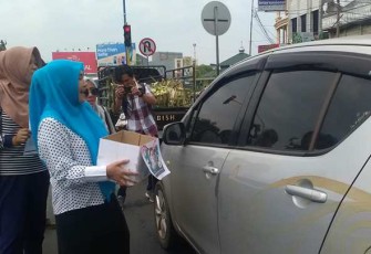 Mardiyanti saat melakukan penggalangan dana di Simpang Lima Kota Bengkulu