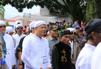 Memakai baju putih, Plt Gubernur bersama Kapolda dan Damrem Gamas