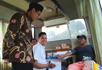 Plt Sekda Gotri Suyanto saat menghadiri Upacara Peringatan Hari Palang Merah Indonesia ke-72 di Lapangan sumber jaya