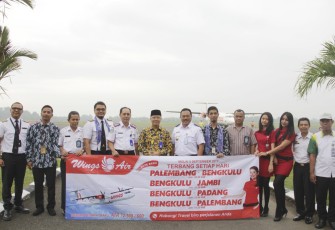 Plt Gubernur Rohidin Mersyah saat meresmikan penerbangan Wings Air Rute Palembang, Padang, Jambi di Bandara Fatmawati Soekarno, Selasa(5/9).