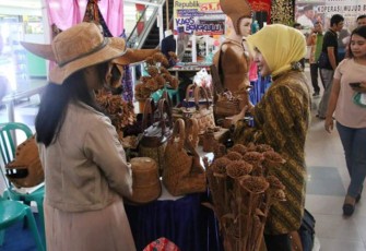 Wakil Walikota Bengkulu Patriana Sosialinda saat mengunjungi sejumlah stan di Bencoleen Mall pada  kegiatan bazar di peringatan Hari Koperasi 69