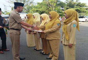 Sekretaris Kota Bengkulu Marjon, menyerahkan secara simbolik Surat Keputusan (SK) kenaikan pangkat kepada 372 pegawai negeri sipil dilingkup Pemkot Bengkulu