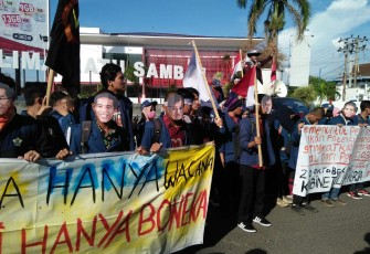 Aksi demo ratusan mahasiswa UNIB di Simpang Lima Ratu Samban Kota Bengkulu, Jumat (20/07/2017).