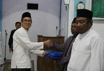 Enggano - Plt Sekda Provinsi Bengkulu Gotri Suyanto menghadiri dan memberikan bantuan pada Tabligh Akbar di Desa Apoho, Kecamatan Enggano, Kabupaten Bengkulu Utara.