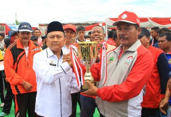 Penutupan POT-Plt Asisten I bidang Pemerintahan dan Kesra memberikan Piala Juara Umum kepada Provinsi Jawa Barat.