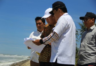 Plt Gubernur Rohidin Mersyah mengecek Proyek Break Water di sepanjang garis pantai Maras Seluma, Jumat(13/10). bersama Satker Balai Sungai Sumatera 7 Edi Junaidi