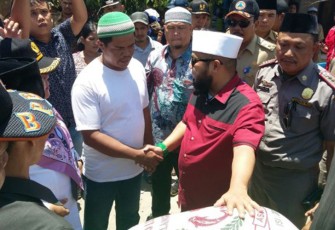 Walikota Bengkulu saat mengunjungi korban banjir Kampung Bahari, Kelurahan Sumber Jaya