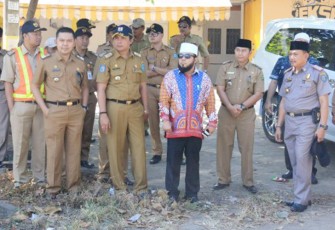 Kadis PUPR Kota Bengkulu Syafriandi Bersama Walikota Bengkulu saat memantau pembangunan jalan simpang 4 Lingkar Barat, Kelurahan Lingkar Barat, Gading Cempaka,  (7/8/2017)