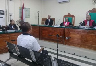 Jhoni Wijaya saat menjalani sidang vonis di PN Tipikor Bengkulu, Rabu (08/11/2017).