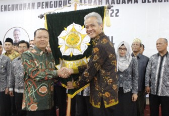 Ketua Umum KAGAMA H. Ganjar Pranowo, SH, M.ip yang juga menjabat sebagai Gubernur Provinsi Jawa Tengah melantik Pengurus KAGAMA Provinsi Bengkulu.