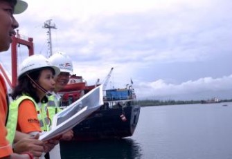 Menteri BUMN Rini Soemarno saat Meninjau Lokasi Pelabuhan Pulau Baai
