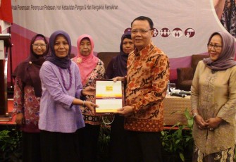 Plt Gubernur Bengkulu Rohidin Mersyah, usai membuka secara resmi sekaligus menjadi Keynote Speaker pada Perayaan Gerakan Perempuan Akar Rumput Provinsi Bengkulu, di Hotel Santika, Selasa (31/10).