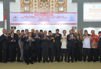 Foto bersama usai Pelantikan Pengurus Asosiasi Perguruan Tinggi Swasta Indonesia (APTSI) Wilayah IIC dan Dewan Pengurus Wilayah Aliansi Relawan Perguruan Tinggi Anti Penyalahgunaan Narkoba (ARTIPENA) Provinsi Bengkulu, Selasa (31/10) di GSG Pemprov Bengkulu.