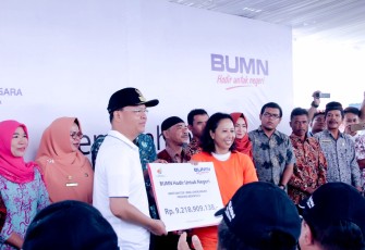 Menteri BUMN menyerahkan CSR 9,2 milyar kepada Plt Gubernur Bengkulu