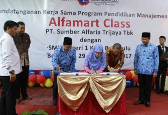 Penandatanganan kerjasama program pendidikan manajemen retail Alfamart Class di SMKN 1 Kota Bengkulu