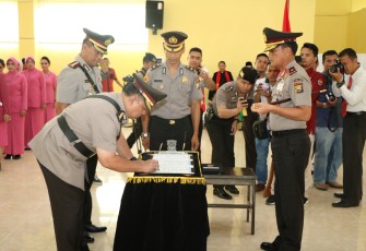 Prosesi Sertijab Wakapoda Bengkulu dan dua Direktur, Jumat (24/11/2017). Foto (Tribratanewsbengkulu.com)