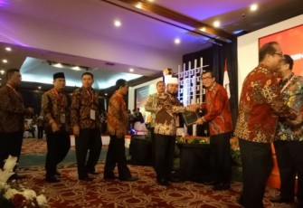 Walikota Bengkulu Helmi Hasan saat menerima penghargaan