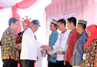 PUPR-Menteri menyerahkan 57.356 Sertifikat Tanah, ini merupaka program Presiden untuk mengurangi konflik lahan masyarakat.